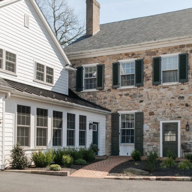 Modern Farmhouse Exterior Design Trends for Chic Curb Appeal